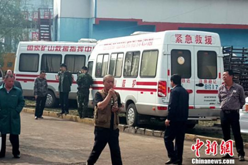 图为抢险救援仍在紧张进行。 高庆国 摄 图为抢险救援仍在紧张进行。 高庆国 摄