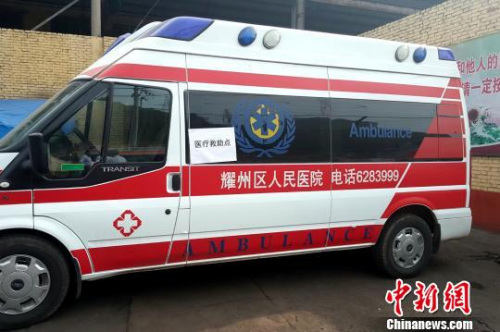 图为抢险救援仍在紧张进行。 高庆国 摄 图为抢险救援仍在紧张进行。 高庆国 摄