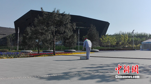 4月28日,一名清洁工人在唐山世园会展馆前打扫卫生。<a target='_blank' href='http://www.chinanews.com/' >中新网</a> 邱宇 摄 4月28日,一名清洁工人在唐山世园会展馆前打扫卫生。<a target='_blank' href='http://www.chinanews.com/' >中新网</a> 邱宇 摄