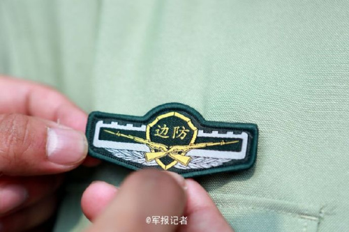 驻守深圳特区武警官兵换上新式臂章胸标图