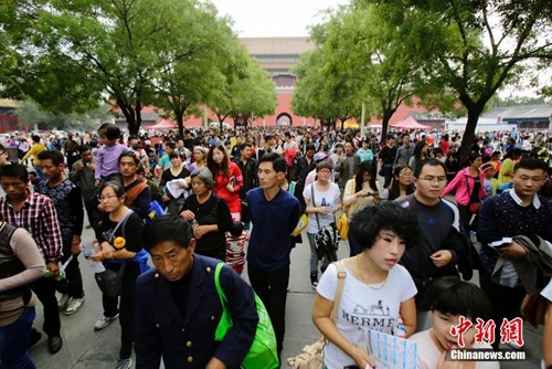 资料图:北京故宫午门前人头攒动。<a target='_blank' href='http://www.chinanews.com/'>中新社</a>发 李慧思 摄 资料图:北京故宫午门前人头攒动。<a target='_blank' href='http://www.chinanews.com/'>中新社</a>发 李慧思 摄