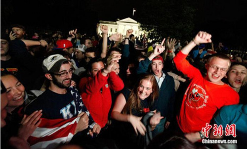 资料图:美国民众为“拉登之死”狂欢 资料图:美国民众为“拉登之死”狂欢