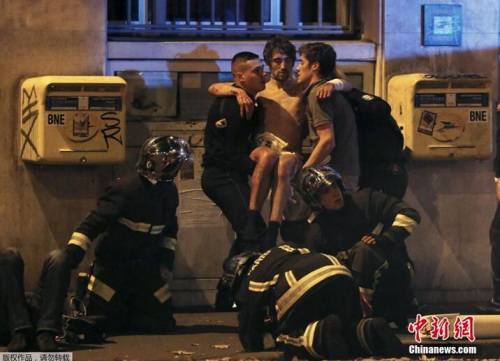 资料图:当地时间2015年11月13日晚间,巴黎发生多起袭击事件。 资料图:当地时间2015年11月13日晚间,巴黎发生多起袭击事件。