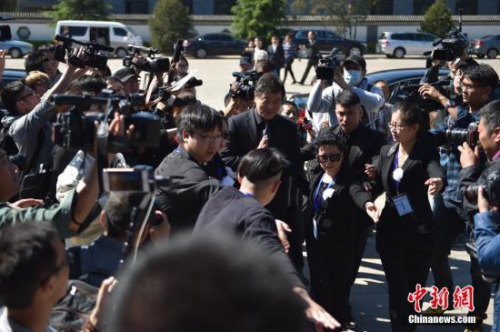 5��3������10ʱ������������������ҡ������ʦ÷����֮���ӣ�����÷������������÷���������������ʽ�ڱ����˱�ɽ���ǹݴ����þ��С��ڶ����������Ҳμ���������ʽ��÷���������4��25������11ʱ���44�벡���ڱ���Э��ҽԺ������82�ꡣͼΪ姴�꿲μ�÷���������������ʽ�ֳ���<a target='_blank' href='http://www.chinanews.com/' >������</a>���� ��˶ ��