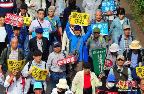 5月3日正值日本的“宪法纪念日”,数万民众当天在东京举行集会呼吁守护和平宪法,反对安倍政权图谋修宪之举。 5月3日正值日本的“宪法纪念日”,数万民众当天在东京举行集会呼吁守护和平宪法,反对安倍政权图谋修宪之举。