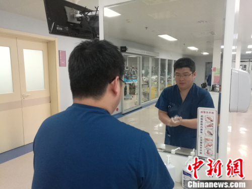 首都医科大学附属北京朝阳医院护士张新明 张尼 摄 首都医科大学附属北京朝阳医院护士张新明 张尼 摄