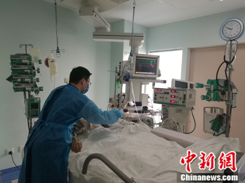 在同事眼中,张新明是个“暖男”,为病人做清洁护理时十分细心,得到了很多病人和家属的认可。 张尼 摄 在同事眼中,张新明是个“暖男”,为病人做清洁护理时十分细心,得到了很多病人和家属的认可。 张尼 摄