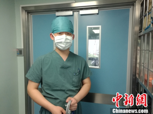 29岁的白晓光是北京大学人民医院麻醉科护士,作为手术室为数不多的“男丁”,白晓光在同事眼中是个“超人”。 张尼 摄 29岁的白晓光是北京大学人民医院麻醉科护士,作为手术室为数不多的“男丁”,白晓光在同事眼中是个“超人”。 张尼 摄