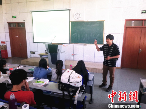 护士节前夕,闫升荣回到母校首都医科大学燕京医学院,与学生们分享心得。 张尼 摄 护士节前夕,闫升荣回到母校首都医科大学燕京医学院,与学生们分享心得。 张尼 摄