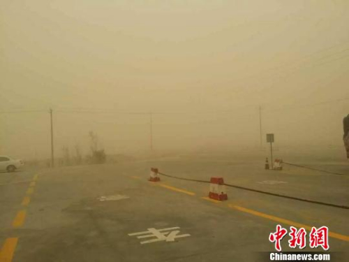 图为天空弥漫着沙尘。 单新涛 摄 图为天空弥漫着沙尘。 单新涛 摄
