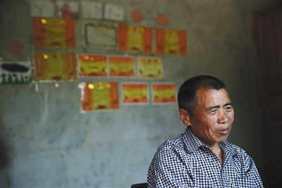 莎莎的爷爷时常对着房间里一面贴满了两个孙女奖状的墙壁发呆。 莎莎的爷爷时常对着房间里一面贴满了两个孙女奖状的墙壁发呆。