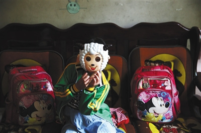 莎莎戴着喜羊羊面具,她很喜欢看动画片。 莎莎戴着喜羊羊面具,她很喜欢看动画片。