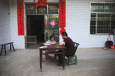 5月12日,赤塅完小校长尹鹏波每周来莎莎家里给她单独上数学课。A12-A13版摄影/新京报记者 薛珺 5月12日,赤塅完小校长尹鹏波每周来莎莎家里给她单独上数学课。A12-A13版摄影/新京报记者 薛珺