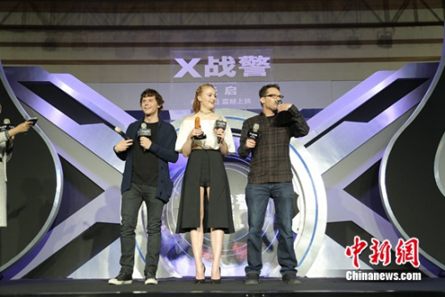 从左至右:伊万•彼得斯、索菲•特纳和导演布莱恩•辛格 从左至右:伊万•彼得斯、索菲•特纳和导演布莱恩•辛格