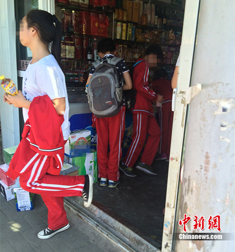 5月16日下午,北京丰台区某小学的学生在附近小超市买东西。<a target='_blank' href='http://www.chinanews.com/' >中新网</a> 邱宇 摄 5月16日下午,北京丰台区某小学的学生在附近小超市买东西。<a target='_blank' href='http://www.chinanews.com/' >中新网</a> 邱宇 摄