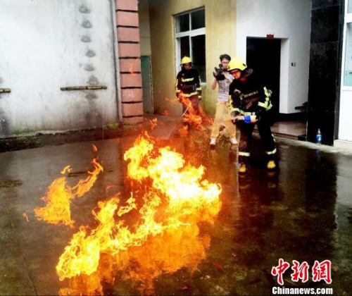 图为舟山消防员亲身试验。 史冬伟 摄 图为舟山消防员亲身试验。 史冬伟 摄
