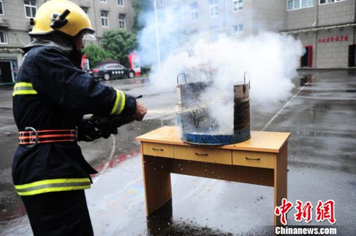 图为宁波消防员亲身试验。 颜杰 摄 图为宁波消防员亲身试验。 颜杰 摄