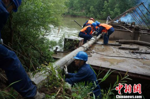 ͼΪ���繤�˴Ӵ��ϰ��˵��߸ˣ�����С�����滷ˮ����������ȫ����ֻ���У��ǳ����㡣����С�� ��