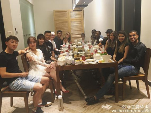 郜林组织恒大众外援聚餐。图片来源:郜林妻子微博截图。 郜林组织恒大众外援聚餐。图片来源:郜林妻子微博截图。