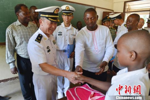 ���ָ��Ա��ǿ�Ͻ�����͸�һ��Сѧ���������� ��.