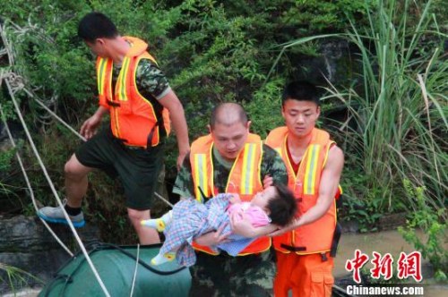 营救被困人员 郑阳 摄 营救被困人员 郑阳 摄