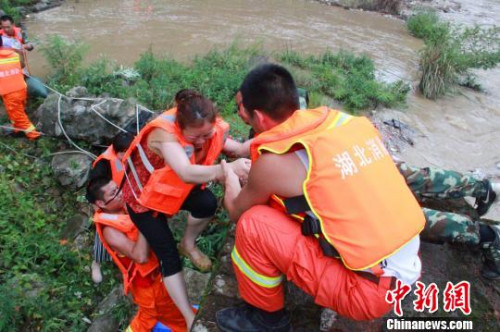 消防官兵营救被困人员 郑阳 摄 消防官兵营救被困人员 郑阳 摄