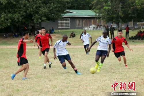 中坦海军官兵进行足球友谊赛。 张海龙 摄 中坦海军官兵进行足球友谊赛。 张海龙 摄