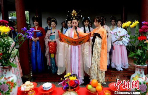 资料图:2016年在福州, 十二位少女身着各色汉服,簇拥着主祭带领群芳,按传统节俗行献香、献花、献爵等礼仪,并依次面向花朵吟诵歌颂百花的诗词,再现了一场古老的花朝祈福仪式。 记者刘可耕 摄 资料图:2016年在福州, 十二位少女身着各色汉服,簇拥着主祭带领群芳,按传统节俗行献香、献花、献爵等礼仪,并依次面向花朵吟诵歌颂百花的诗词,再现了一场古老的花朝祈福仪式。 记者刘可耕 摄