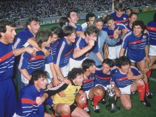 ��1984������ڡ��������ڵľ������������1984��ŷ������Ϊŷ������ʷ�����ɫ��һ�죬����챭���������Ա�кܴ�һ�������Զ����������շ����Ӷ���˹ھ���ͼƬ��Դ���»�����