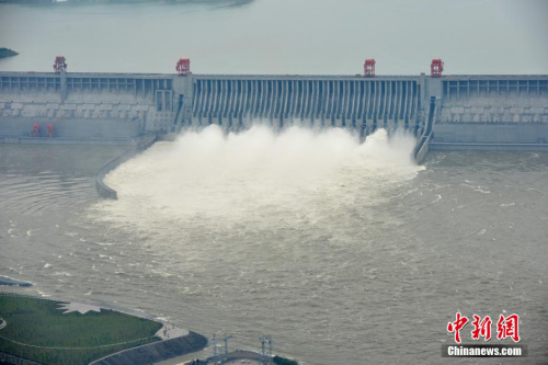 资料图:三峡大坝开泄洪深孔泄洪 图片来源:CFP视觉中国 资料图:三峡大坝开泄洪深孔泄洪 图片来源:CFP视觉中国