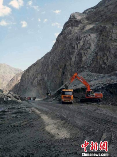 天山公路(独山子段)217国道636公里路段发生泥石流,经公路部门抢修,道路已清理完毕。 朱德军 摄 天山公路(独山子段)217国道636公里路段发生泥石流,经公路部门抢修,道路已清理完毕。 朱德军 摄