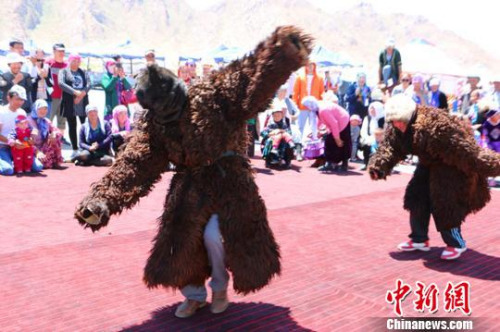 图为巴里坤湖景区表演的《熊舞》。 耿丹丹 摄 图为巴里坤湖景区表演的《熊舞》。 耿丹丹 摄