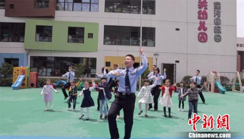 “阿鑫哥”与同事走进幼儿园与孩子一起跳《小太阳通讯诈骗防范歌》 唐娟 摄 “阿鑫哥”与同事走进幼儿园与孩子一起跳《小太阳通讯诈骗防范歌》 唐娟 摄