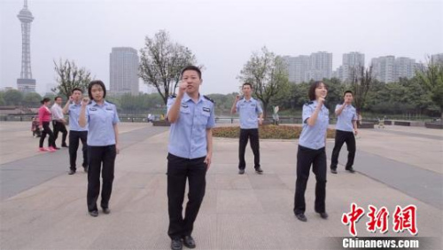 “阿鑫哥”与同事一起表演《小太阳通讯诈骗防范歌》 唐娟 摄 “阿鑫哥”与同事一起表演《小太阳通讯诈骗防范歌》 唐娟 摄