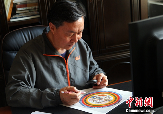 伊朗古地图研究项目中方主持人,云南大学国际关系研究院教授姚继德在研究公元11世纪伊朗地理学家吉哈尼绘制的《世界地图》。 伊朗古地图研究项目中方主持人,云南大学国际关系研究院教授姚继德在研究公元11世纪伊朗地理学家吉哈尼绘制的《世界地图》。