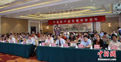 18日,由中国小康建设研究会和中国农业经济学会共同主办的“中医药产业发展创新论坛”在北京举办。 18日,由中国小康建设研究会和中国农业经济学会共同主办的“中医药产业发展创新论坛”在北京举办。
