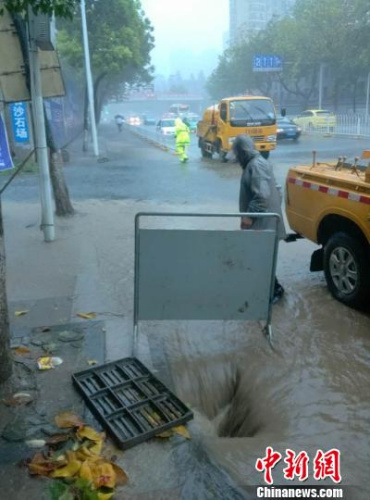 ͼΪ�人��ˮ���Ź�����Ա�����Ĵ������·�ڶΣ��ҿ�������ˮ�������� ��