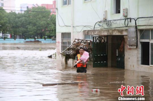 ͼΪ����һ������սʿ������ˮ�е�Ůͯ��������ȫ�ش����������� ��