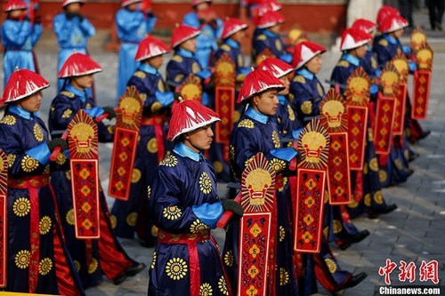 资料图:“皇帝”祭地表演在北京地坛公园方泽坛上演。<a target='_blank' href='http://www.chinanews.com/'>中新社</a>发 富田 摄 资料图:“皇帝”祭地表演在北京地坛公园方泽坛上演。<a target='_blank' href='http://www.chinanews.com/'>中新社</a>发 富田 摄
