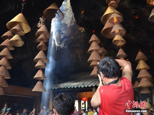 资料图:夏至到 广东肇庆出米洞现立竿无影“三寸日光”。<a target='_blank' href='http://www.chinanews.com/'>中新社</a>发 黄耀辉 摄 资料图:夏至到 广东肇庆出米洞现立竿无影“三寸日光”。<a target='_blank' href='http://www.chinanews.com/'>中新社</a>发 黄耀辉 摄