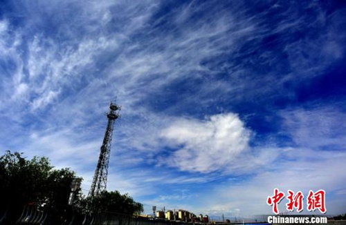 资料图:夏至“云景”扮靓甘肃戈壁古城。万宗平 摄 资料图:夏至“云景”扮靓甘肃戈壁古城。万宗平 摄