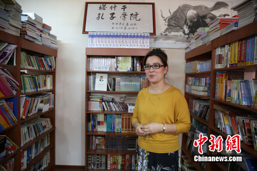 塔什干孔子学院乌方院长海飒鸥向记者介绍孔子学院图书资料情况。 wenlo 塔什干孔子学院乌方院长海飒鸥向记者介绍孔子学院图书资料情况。 wenlo