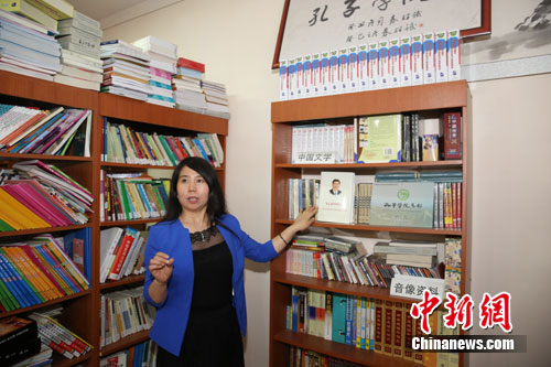 塔什干孔子学院中方院长邸小霞介绍中国国家主席习近平著作。她说,乌兹别克斯坦的汉学家和汉语学习者认为这是了解习近平主席治国理政思想和中国国情的重要著作。 文龙杰 摄 塔什干孔子学院中方院长邸小霞介绍中国国家主席习近平著作。她说,乌兹别克斯坦的汉学家和汉语学习者认为这是了解习近平主席治国理政思想和中国国情的重要著作。 文龙杰 摄