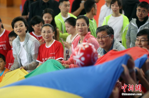 6��5�գ��й������˶�Ա���������Ϻ��ֶ������������ѧУ��Ϊ�ذ�ѡ�ּ������󡣵��գ������������ƥ�����Ϻ��������ŷ����ᣬ��ʽ�����й������˶�Ա���ȳ�����ȫ�������ʹ�� <a target='_blank' href='http://www.chinanews.com/'>������</a>���� ���忡 ��