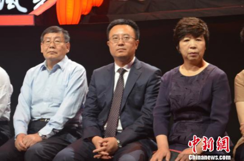 ����ͼ������˵ɽ���÷�⡷��Ŀ�У�ɽ��11�����е���ί��ǡ��г����г���һ�μ���������ƽ����Ρ�ͼΪ17�ոý�Ŀ�佱�����ֳ�������Ϊ��Ȫ�и��г����ܸ֡��ٷ��и��г���������˳��и��г������١����� ��