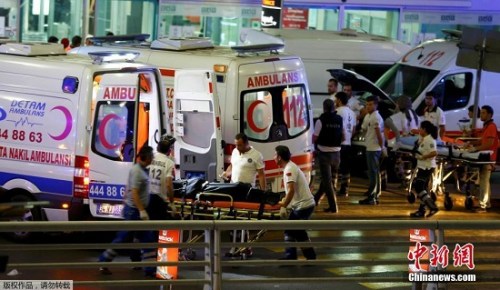 当地时间6月28日晚，土耳其伊斯坦布尔阿塔图尔克国际机场发生爆炸袭击事件。图为救护车运送伤员。