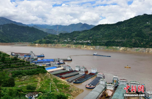 7月1日14时,三峡入库流量达50000立方米每秒。这是今年入汛以来,三峡水库迎来的最大洪峰。洪峰过境时,三峡水库发挥拦洪削峰功能,削减了近四成的洪水流量。目前三峡库区和三峡河段通航正常。图为三峡库区通航正常,船舶在三峡大坝上游有序待闸。 <a target='_blank' href='http://www.chinanews.com/'>中新社</a>记者 王家满 摄 7月1日14时,三峡入库流量达50000立方米每秒。这是今年入汛以来,三峡水库迎来的最大洪峰。洪峰过境时,三峡水库发挥拦洪削峰功能,削减了近四成的洪水流量。目前三峡库区和三峡河段通航正常。图为三峡库区通航正常,船舶在三峡大坝上游有序待闸。 <a target='_blank' href='http://www.chinanews.com/'>中新社</a>记者 王家满 摄