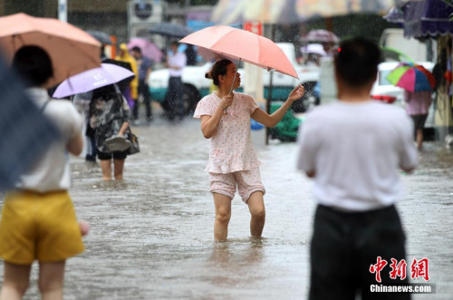 7月1日,家住南京怡康街的市民在积水中进出居民小区。当日,一场暴雨袭击南京,给当地民众的出行造成不小的影响。<a target='_blank' href='http://www.chinanews.com/'>中新社</a>记者 泱波 摄 7月1日,家住南京怡康街的市民在积水中进出居民小区。当日,一场暴雨袭击南京,给当地民众的出行造成不小的影响。<a target='_blank' href='http://www.chinanews.com/'>中新社</a>记者 泱波 摄