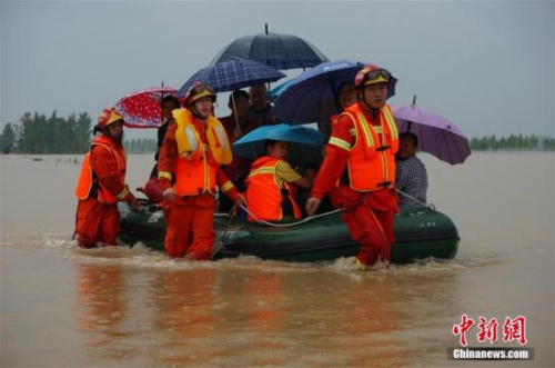 资料图:7月1日,湖北麻城遭遇特大暴雨袭击,导致该市境内多地山洪暴发、河水陡涨、民房进水、房屋倒塌、农田冲毁,公路、水利、通讯、电力等基础设施损毁严重。灾情发生后,消防、武警等多方力量展开救援。截至1日晚12时,该市共转移安置受灾人员2.3万余人。图为救援人员在麻城一村庄转移被困人员。 刘烨 摄 资料图:7月1日,湖北麻城遭遇特大暴雨袭击,导致该市境内多地山洪暴发、河水陡涨、民房进水、房屋倒塌、农田冲毁,公路、水利、通讯、电力等基础设施损毁严重。灾情发生后,消防、武警等多方力量展开救援。截至1日晚12时,该市共转移安置受灾人员2.3万余人。图为救援人员在麻城一村庄转移被困人员。 刘烨 摄