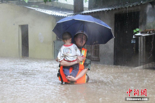 资料图:7月2日,受强降雨影响,湖北鄂州市百纺公司附近三友巷居民小区发生内涝,20余人需紧急转移,包括多名行动不便的老人。鄂州消防官兵通过2个多小时救援,成功把20余名老人、小孩转移。图为消防官兵转移被困小孩。 谷敏 摄 资料图:7月2日,受强降雨影响,湖北鄂州市百纺公司附近三友巷居民小区发生内涝,20余人需紧急转移,包括多名行动不便的老人。鄂州消防官兵通过2个多小时救援,成功把20余名老人、小孩转移。图为消防官兵转移被困小孩。 谷敏 摄